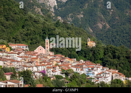 Kleines Bergdorf in den Apuanischen Alpen eingebettet.  Das Europäische Dorf Antona, einer kleinen toskanischen Stadt. Stockfoto