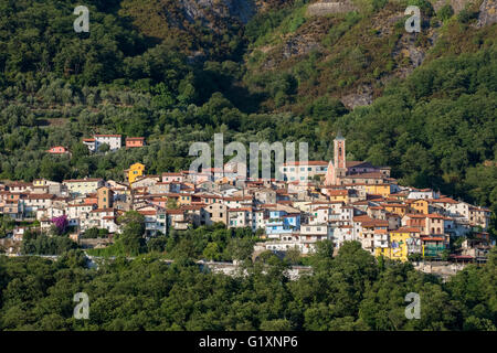 Kleines Bergdorf in den Apuanischen Alpen eingebettet.  Das Europäische Dorf Antona, einer kleinen toskanischen Stadt. Stockfoto