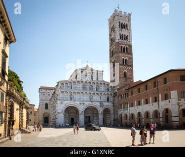 Lucca Kathedrale oder Duomo di San Martino und die Bell tower in der toskanischen Dorf von Lucca, Italien.  Touristen auf dem Platz. Stockfoto