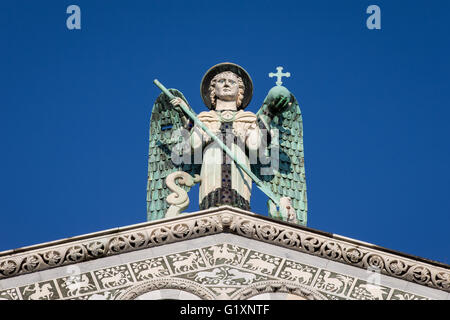 Statue von St. Michael der Erzengel thront oben auf die Kirche San Michele in der toskanischen Dorf von Lucca, Italien. Stockfoto