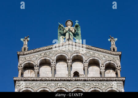 Statue von St. Michael der Erzengel thront oben auf die Kirche San Michele in der toskanischen Dorf von Lucca, Italien. Stockfoto