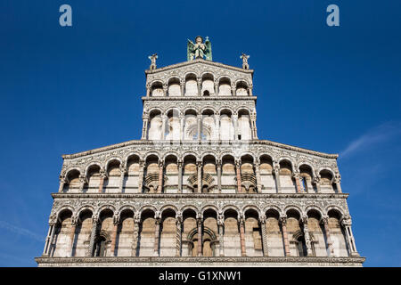 Statue von St. Michael der Erzengel thront oben auf die Kirche San Michele in der toskanischen Dorf von Lucca, Italien. Stockfoto