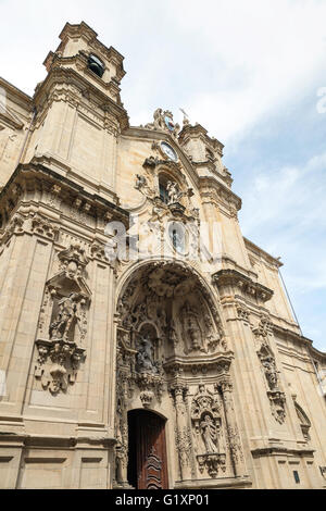 Frontansicht der Basilika/Iglesia de Santa Maria del Coro, San Sebastian, Spanien mit den verzierten religiösen Schnitzereien und Statuen Stockfoto