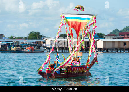 Traditionelles Bajau Boot namens Lepa Lepa zieren farbenfrohe Sambulayang Flagge Stockfoto