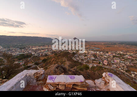 AERIEL Ansicht der Stadt Pushkar, Indien nach Sonnenaufgang von Gayatri Tempel. Stockfoto