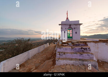 Gayatri-Tempel auf der Spitze des Hügels nach Sonnenaufgang und befindet sich in Pushkar, Indien. Stockfoto
