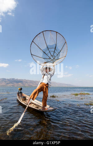 Auf dem Inle-See, ein Fischer sein Ruderboot mit einem Bein auf eine akrobatische Bewegungen (Myanmar) Pêcheur Sur le Lac Inlé (Birmanie) Stockfoto