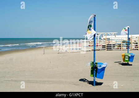 Recycling auf den Strand, blauer Himmel Stockfoto