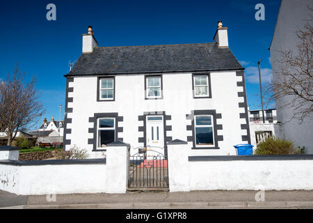 Weiße freistehendes Haus am Ufer Straße in Ullapool, Schottland, Vereinigtes Königreich Wester Ross Stockfoto