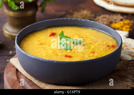 Rote Linsensuppe mit Fladenbrot Masoor dal indische Suppe Stockfoto