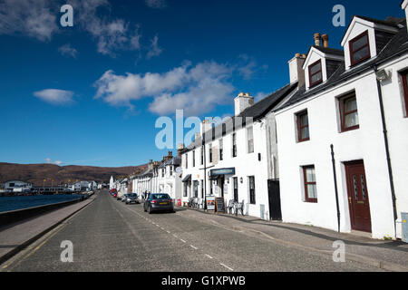 Reihe von weißen Hafen vorderen Hütten am Ufer Straße in Ullapool, Schottland, Vereinigtes Königreich Wester Ross Stockfoto