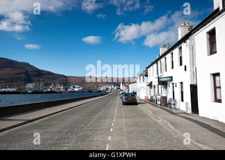 Reihe von weißen Hafen vorderen Hütten am Ufer Straße in Ullapool, Schottland, Vereinigtes Königreich Wester Ross Stockfoto