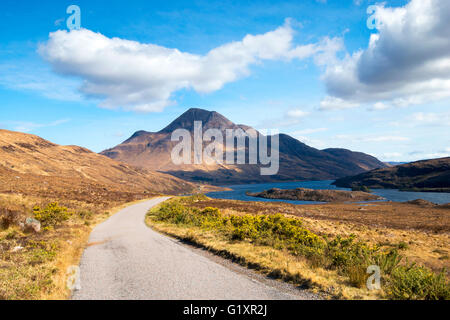 Einer einspurigen Straße an der Seite des Loch Lurgainn, Sutherland Schottland, Vereinigtes Königreich Stockfoto