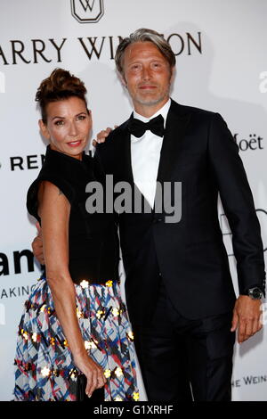 Mads Mikkelsen und seiner Frau Hanne Jacobsen an AmfAR Kino gegen Aids Gala während der 69. Annual Cannes Film Festival im Hotel du Cap-Eden-Roc in Antibes, Frankreich, am 19. Mai 2016. Foto: Hubert Boesl Stockfoto