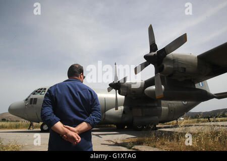 Insel Kreta. 20. Mai 2016. Eine griechische Luftwaffe Offizier inspiziert eine c-130 Flugzeuge auf der griechischen Militärbasis von Kastelli auf Kreta am 20. Mai 2016. Griechischen Militärflugzeuge haben seit Donnerstag in den Suchvorgang für den fehlenden Egyptair Flug beteiligt. Die ägyptischen Streitkräfte sagte in einer Erklärung am Freitag, dass es Teile von Schutt aus dem fehlenden EgyptAir Flugzeug 290 Kilometer nördlich der Küste von Alexandria gefunden hatte. Bildnachweis: Marios Lolos/Xinhua/Alamy Live-Nachrichten Stockfoto