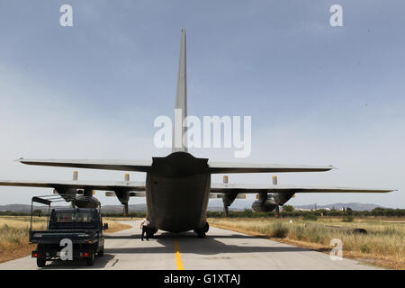 Insel Kreta. 20. Mai 2016. Eine griechische Luftwaffe Offizier inspiziert eine c-130 Flugzeuge auf der griechischen Militärbasis von Kastelli auf Kreta am 20. Mai 2016. Griechischen Militärflugzeuge haben seit Donnerstag in den Suchvorgang für den fehlenden Egyptair Flug beteiligt. Die ägyptischen Streitkräfte sagte in einer Erklärung am Freitag, dass es Teile von Schutt aus dem fehlenden EgyptAir Flugzeug 290 Kilometer nördlich der Küste von Alexandria gefunden hatte. Bildnachweis: Marios Lolos/Xinhua/Alamy Live-Nachrichten Stockfoto