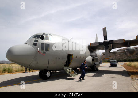 Insel Kreta. 20. Mai 2016. Eine griechische Luftwaffe Offizier inspiziert eine c-130 Flugzeuge auf der griechischen Militärbasis von Kastelli auf Kreta am 20. Mai 2016. Griechischen Militärflugzeuge haben seit Donnerstag in den Suchvorgang für den fehlenden Egyptair Flug beteiligt. Die ägyptischen Streitkräfte sagte in einer Erklärung am Freitag, dass es Teile von Schutt aus dem fehlenden EgyptAir Flugzeug 290 Kilometer nördlich der Küste von Alexandria gefunden hatte. Bildnachweis: Marios Lolos/Xinhua/Alamy Live-Nachrichten Stockfoto