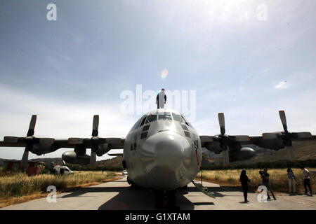 Insel Kreta. 20. Mai 2016. Eine griechische Luftwaffe Offizier inspiziert eine c-130 Flugzeuge auf der griechischen Militärbasis von Kastelli auf Kreta am 20. Mai 2016. Griechischen Militärflugzeuge haben seit Donnerstag in den Suchvorgang für den fehlenden Egyptair Flug beteiligt. Die ägyptischen Streitkräfte sagte in einer Erklärung am Freitag, dass es Teile von Schutt aus dem fehlenden EgyptAir Flugzeug 290 Kilometer nördlich der Küste von Alexandria gefunden hatte. Bildnachweis: Marios Lolos/Xinhua/Alamy Live-Nachrichten Stockfoto