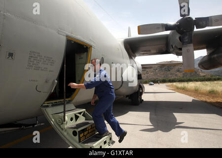 Insel Kreta. 20. Mai 2016. Eine griechische Luftwaffe Offizier inspiziert eine c-130 Flugzeuge auf der griechischen Militärbasis von Kastelli auf Kreta am 20. Mai 2016. Griechischen Militärflugzeuge haben seit Donnerstag in den Suchvorgang für den fehlenden Egyptair Flug beteiligt. Die ägyptischen Streitkräfte sagte in einer Erklärung am Freitag, dass es Teile von Schutt aus dem fehlenden EgyptAir Flugzeug 290 Kilometer nördlich der Küste von Alexandria gefunden hatte. Bildnachweis: Marios Lolos/Xinhua/Alamy Live-Nachrichten Stockfoto