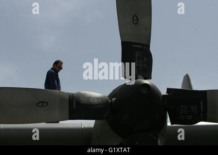 Insel Kreta. 20. Mai 2016. Eine griechische Luftwaffe Offizier inspiziert eine c-130 Flugzeuge auf der griechischen Militärbasis von Kastelli auf Kreta am 20. Mai 2016. Griechischen Militärflugzeuge haben seit Donnerstag in den Suchvorgang für den fehlenden Egyptair Flug beteiligt. Die ägyptischen Streitkräfte sagte in einer Erklärung am Freitag, dass es Teile von Schutt aus dem fehlenden EgyptAir Flugzeug 290 Kilometer nördlich der Küste von Alexandria gefunden hatte. Bildnachweis: Marios Lolos/Xinhua/Alamy Live-Nachrichten Stockfoto