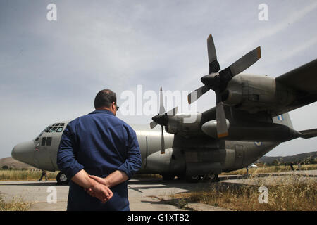 Insel Kreta. 20. Mai 2016. Eine griechische Luftwaffe Offizier inspiziert eine c-130 Flugzeuge auf der griechischen Militärbasis von Kastelli auf Kreta am 20. Mai 2016. Griechischen Militärflugzeuge haben seit Donnerstag in den Suchvorgang für den fehlenden EgyptAir Flug beteiligt. Die ägyptischen Streitkräfte sagte in einer Erklärung am Freitag, dass es Teile von Schutt aus dem fehlenden EgyptAir Flugzeug 290 Kilometer nördlich der Küste von Alexandria gefunden hatte. Bildnachweis: Marios Lolos/Xinhua/Alamy Live-Nachrichten Stockfoto