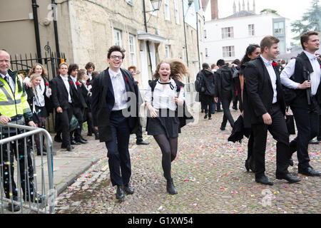 Oxford, UK 20. Mai 2016. Oxford University Studenten feiert das Ende ihrer Prüfungen.  Bildnachweis: Pete Lusabia/Alamy Live-Nachrichten Stockfoto