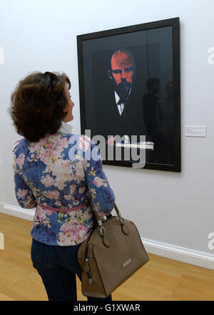 Chemnitz, Deutschland. 20. Mai 2016. Eine Frau, Blick auf die Arbeit "Lenin (schwarz)" von Andy Warhol von 1986 an die Kunstsammlung in Chemnitz, Deutschland, 20. Mai 2016. Das Kunstmuseum präsentiert 140 Porträt Werke in der Ausstellung "Portraits - Selbstporträts - Gesichter" vom 22. Mai bis 31. Juli 2016. Foto: HENDRIK SCHMIDT/Dpa/Alamy Live News Stockfoto