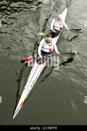 Duisburg, Deutschland. 20. Mai 2016. Franziska Weber (l) und Tina Dietze aus Deutschland während der Qualifikation K2 Damen 500 Meter Rennen während der Pre-Läufen und Halbfinale bei der Welt-Cup-Regatta in Duisburg, Deutschland, 20. Mai 2016. Foto: ROLAND WEIHRAUCH/Dpa/Alamy Live News Stockfoto