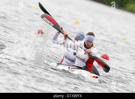 Duisburg, Deutschland. 20. Mai 2016. Franziska Weber (r) und Tina Dietze aus Deutschland während der Qualifikation K2 Damen 500 Meter Rennen während der Pre-Läufen und Halbfinale bei der Welt-Cup-Regatta in Duisburg, Deutschland, 20. Mai 2016. Foto: ROLAND WEIHRAUCH/Dpa/Alamy Live News Stockfoto