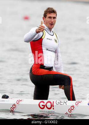 Duisburg, Deutschland. 20. Mai 2016. Sebastian Brendel aus Deutschland Erhöhung seines Daumens nach 1.000 Metern die Qualifikation Rennen C1 Männer während der Pre-Läufen und Halbfinale bei der Welt-Cup-Regatta in Duisburg, Deutschland, 20. Mai 2016. Foto: ROLAND WEIHRAUCH/Dpa/Alamy Live News Stockfoto