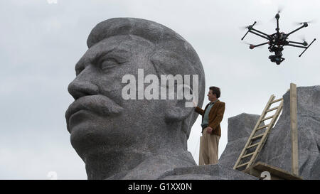 Prag, Tschechische Republik. 20. Mai 2016. Ein dummy riesige Skulptur Replik des Prager-Denkmals für Joseph Stalin, das das größte seiner Art in Europa in den 1950er Jahren war bei Dreharbeiten zu einen Film mit Schwerpunkt auf das Leben des Autors, Bildhauer Otakar Svec, in Prag, Tschechische Republik, 20. Mai 2016. Im Bild rechts tschechischen Schauspielers Martin Kraus. Bildnachweis: Michal Kamaryt/CTK Foto/Alamy Live-Nachrichten Stockfoto