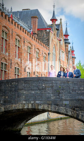 König Abdullah und Königin Rania von Jordanien, König Philippe und Königin Mathilde von Belgien an einer Brücke an der Vismark (Fischmarkt) in Brügge, Belgien, 19. Mai 2016. Der König und die Königin von Jordanien sind in Belgien für einen Staatsbesuch vom 17. bis 19. Mai. Foto: Patrick van Katwijk / Niederlande OUT POINT DE VUE, - kein Draht-SERVICE - Stockfoto