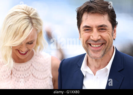 Cannes, Frankreich. 20. Mai 2016. Darsteller: Charlize Theron (L) und Javier Bardem bei einem Fototermin für den Film "Das letzte Gesicht" im Wettbewerb bei der 69. Filmfestspielen in Cannes, Frankreich, am 20. Mai 2016 darstellen. Bildnachweis: Xinhua/Alamy Live-Nachrichten Stockfoto