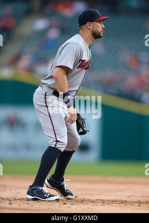 Detroit, Michigan, USA. 16. Mai 2016. Minnesota Twins Infielder Trevor Plouffe (24) während MLB Spielaktion zwischen den Minnesota Twins und die Detroit Tigers im Comerica Park in Detroit, Michigan. Die Tiger besiegte die Zwillinge 10-8. John Mersits/CSM/Alamy Live-Nachrichten Stockfoto