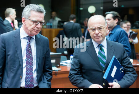 Brüssel, 20. Mai 2016. --Deutsche Bundesminister für den Innenraum Thomas de Maiziere (L) ist im Gespräch mit der französischen Minister des Innern Bernard Cazeneuve (R) vorherige Hauptsitz eine EU Hause Angelegenheiten Minister im Rat Europäischen Union. Foto: Thierry Monasse/Dpa - NO-Draht-Dienst- Stockfoto