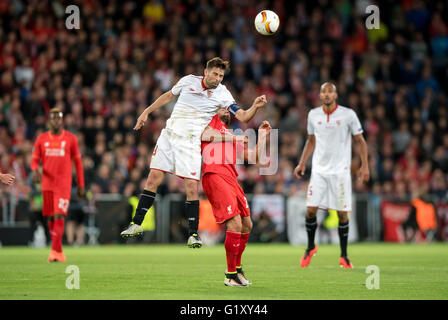 Basel, Schweiz. 18. Mai 2016. Sevillas Koks und Liverpools Emre Can in Aktion während der Fußball-UEFA Europa League Finale 2016 entsprechen FC Liverpool Vs FC Sevilla in Basel, Schweiz, 18. Mai 2016. Foto: Thomas Eisenhuth/Dpa - NO WIRE SERVICE - © Dpa/Alamy Live-Nachrichten Stockfoto