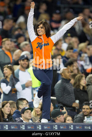 Detroit, Michigan, USA. 17. Mai 2016. Detroit Tiger Energie Squadmitglied Chelsea Estes führt während der MLB Spielaktion zwischen den Minnesota Twins und die Detroit Tigers im Comerica Park in Detroit, Michigan. Die Tiger besiegte die Zwillinge 7-2. John Mersits/CSM/Alamy Live-Nachrichten Stockfoto