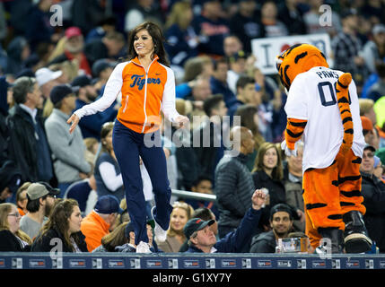 Detroit, Michigan, USA. 17. Mai 2016. Detroit Tiger Energie Squadmitglied Chelsea Estes führt während der MLB Spielaktion zwischen den Minnesota Twins und die Detroit Tigers im Comerica Park in Detroit, Michigan. Die Tiger besiegte die Zwillinge 7-2. John Mersits/CSM/Alamy Live-Nachrichten Stockfoto