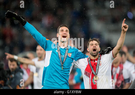 Sevillas Torhüter Sergio Rico und Cola während der Fußball-UEFA Europa League Finale 2016 entsprechen FC Liverpool Vs FC Sevilla in Basel, Schweiz, 18. Mai 2016. Foto: Thomas Eisenhuth/Dpa - NO-Draht-Dienst- Stockfoto