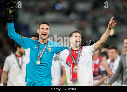 Sevillas Torhüter Sergio Rico und Cola während der Fußball-UEFA Europa League Finale 2016 entsprechen FC Liverpool Vs FC Sevilla in Basel, Schweiz, 18. Mai 2016. Foto: Thomas Eisenhuth/Dpa - NO-Draht-Dienst- Stockfoto
