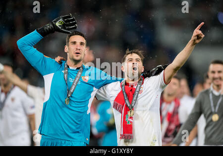 Sevillas Torhüter Sergio Rico und Cola während der Fußball-UEFA Europa League Finale 2016 entsprechen FC Liverpool Vs FC Sevilla in Basel, Schweiz, 18. Mai 2016. Foto: Thomas Eisenhuth/Dpa - NO-Draht-Dienst- Stockfoto