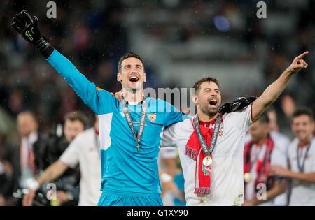Sevillas Torhüter Sergio Rico und Cola während der Fußball-UEFA Europa League Finale 2016 entsprechen FC Liverpool Vs FC Sevilla in Basel, Schweiz, 18. Mai 2016. Foto: Thomas Eisenhuth/Dpa - NO-Draht-Dienst- Stockfoto