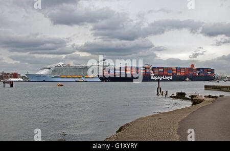 Southampton, Hampshire, UK. 20. Mai 2016. Königliche karibische Harmony of the Seas, das größte Kreuzfahrtschiff der Welt und Hapag-Lloyd Ludwigshafen Express Containerschiff am Southampton Water, Hampshire, England - 20. Mai 2016 Credit: Krys Bailey/Alamy Live-Nachrichten Stockfoto