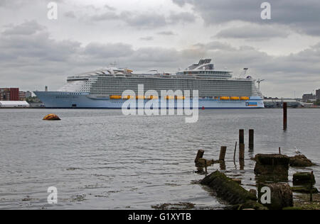 Southampton, Hampshire, UK. 20. Mai 2016. Royal Caribbean Harmony of the Seas, das größte Kreuzfahrtschiff der Welt in Southampton Docks, Southampton Water, Hampshire, England - 20 2016 Kredit: Krys Bailey/Alamy Live-Nachrichten Stockfoto