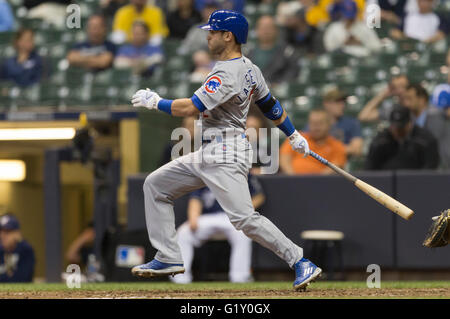 Milwaukee, WI, USA. 18. Mai 2016. Chicago Cubs Dritter Basisspieler Tommy La Stella #2 in Aktion während der Major League Baseball Spiel zwischen den Milwaukee Brewers und den Chicago Cubs im Miller Park in Milwaukee, Wisconsin. John Fisher/CSM/Alamy Live-Nachrichten Stockfoto