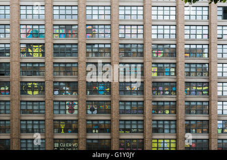 Farbenfrohe Pixelkunst aus Klebezetteln, geschaffen von Mitarbeitern in den Fenstern rivalisierender Bürogebäude an der Canal Street, New York City Stockfoto
