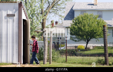 Meilen, Iowa, USA. 19. Mai 2016. Keegan Mayfield entdeckte, war es ein langer Weg zum Plumpsklo aus der alten Teeds Hain Nr. 3 Schule auf dem Gelände der Dreschen in Meilen, Iowa Donnerstag, 19. Mai 2016. Bildnachweis: Quad City Times / ZUMA Draht/Alamy Live News Stockfoto