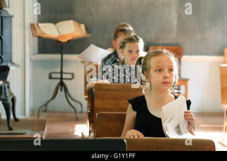 Meilen, Iowa, USA. 19. Mai 2016. Leah Atkinson hört Anweisungen als Lehrerin Heidi Lippens Gespräche über die nächste Lektion als die vierte Klasse den Tag in der alten Teeds Hain Nr. 3 Schule auf dem Gelände der Dreschen in Meilen, Iowa Donnerstag, 19. Mai 2016 verbrachte. Bildnachweis: Kevin E. Schmidt/Quad-Stadt-Zeiten / ZUMA Draht/Alamy Live News Stockfoto