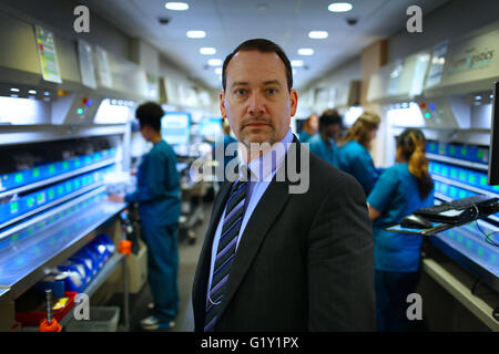 Cleveland, Ohio, Usa. 1. Mai 2016. Cleveland, Ohio 5/10/2016.Scott Knoer, Cheif Apotheke Offizier an der Cleveland Clinic in den Krankenhäusern Central Apotheke Karussells. Valeant versprochen, Krankenhäuser Rabatte auf zwei der Medikamente geben, die es auf ihre Preise angehoben aber sie haben keine Rabatte ab noch gesehen. Foto: Michael F. McElroy © Michael F. Mcelroy/ZUMA Draht/Alamy Live-Nachrichten Stockfoto