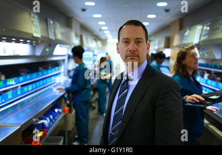 Cleveland, Ohio, Usa. 1. Mai 2016. Cleveland, Ohio 5/10/2016.Scott Knoer, Cheif Apotheke Offizier an der Cleveland Clinic in den Krankenhäusern Central Apotheke Karussells. Valeant versprochen, Krankenhäuser Rabatte auf zwei der Medikamente geben, die es auf ihre Preise angehoben aber sie haben keine Rabatte ab noch gesehen. Foto: Michael F. McElroy © Michael F. Mcelroy/ZUMA Draht/Alamy Live-Nachrichten Stockfoto